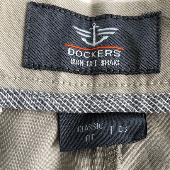Dockers Classic Fit khaki Pants - Picture 6 of 6